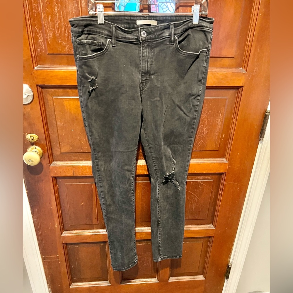 Women’s black Levi 711 skinny jeans.